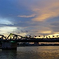 美麗的河景、夕陽加拉瑪一世橋(Phra Pok Klao Memorial Bridge)