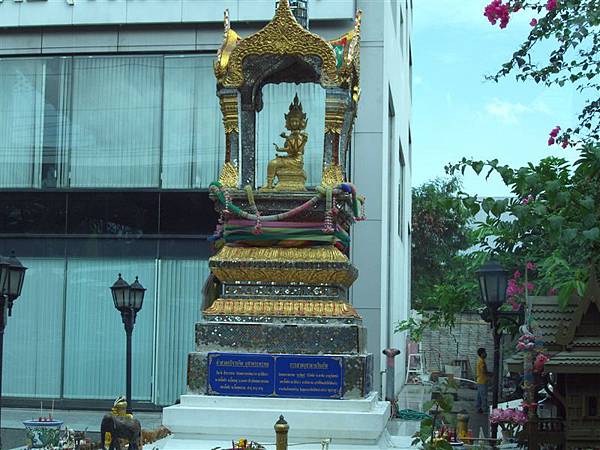 曼谷街邊的佛像