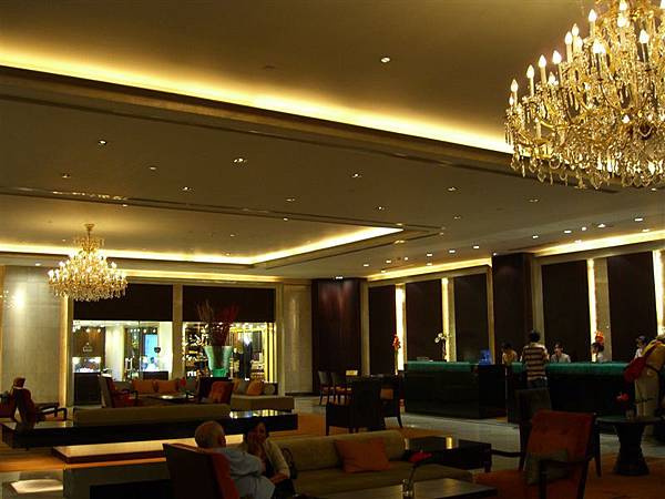 晚上回到飯店休息，我們將在這住上四晚-Holiday Inn Silom Hotel