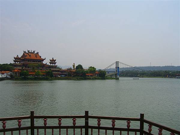 中午來到龍潭鄉的名勝-龍潭觀光大池，湖中的南天宮及吊橋非常旖旎