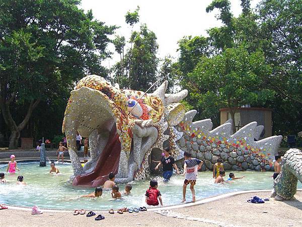 龍潭大池公園裡還有兒童戲水區，龍頭造型的迷你滑水道非常有趣