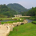 紀念雕塑公園裡有溪水與小橋，非常雅致