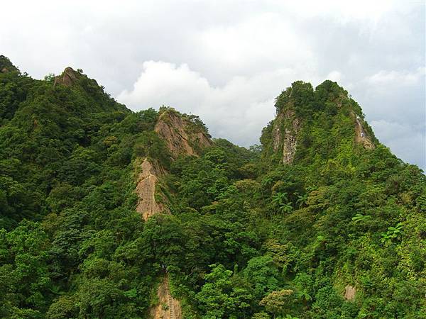 登上標高360m的孝子山頂，望向對面的慈母峰跟普陀山