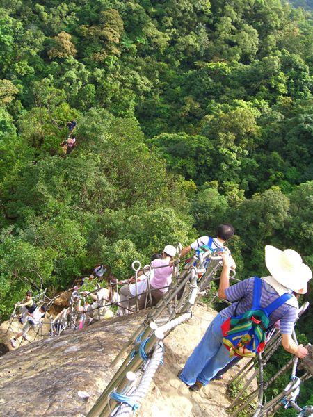 所謂登山容易下山難，要下孝子山顯得更驚險刺激，膽小的人可能會腿軟