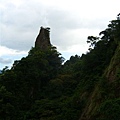 從慈母峰望向孝子山，真難想像剛才我們站在那山頂