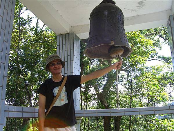 岳俊敲響平溪的平安鐘