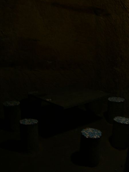 洞裡有洞，洞裡還設有石製桌椅，但是有人會跑到暗暗的洞裡泡茶聊天嗎