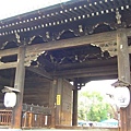 東寺的南大門，東寺原名教王護國寺，建於西元796年，山號為八幡山