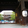 從東寺南大門窺看寺內。東寺原為桓武天皇所立之官寺，後來經由弘法大師做為真言宗道場之後，成為一代名剎