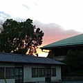 天空的晚霞及西本願寺一景，其山號為龍谷山