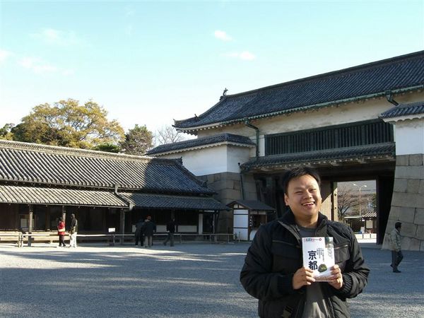 我在二条城。此城建於1603年，是德川家康將軍為了保衛京都御所(皇宮)並當做前往京都晉見天皇時的住所而建的