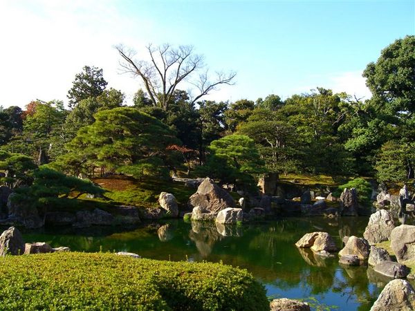 不過我慧根不足，看不出哪座是什麼島，只覺得庭園真的很美，今天天氣也很好