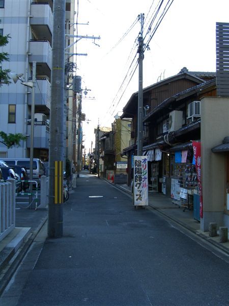 晴明神社前幽靜的小巷，還有塊寫著陰陽師的看板