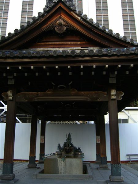 東本願寺的龍形手水舍。後方的御影堂也跟西本願寺的一樣要整修至2008年底，為世界上最大的木造建築之一