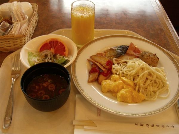 這是我今天的早餐。新阪急的早餐有兩種選擇-自助式跟日式，今天我們選吃自助式的