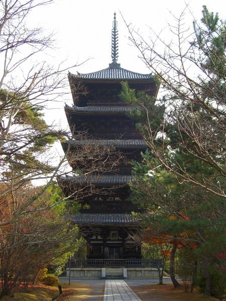 仁和寺的五重塔是由德川家光於1644年捐獻建造的