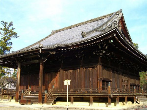 仁和寺的左側則是建於江戶時代的觀音堂，這裡祀奉十一面観世音菩薩及其二十八部衆