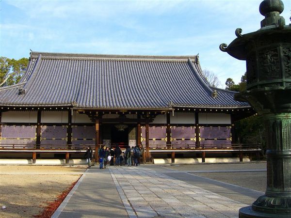 金堂是於17世紀中從京都御所的紫宸殿移建過來的。紫宸殿建於桃山時代，是當時的皇居正殿