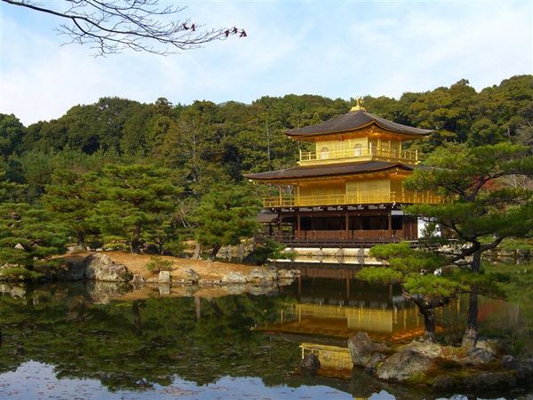 閃耀的金閣。金閣在1950年遭學僧林承賢縱火燒燬，三島由紀夫著名的小說-金閣寺，便是以此事件為背景