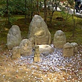庭園中幾尊石像，被遊人丟滿銅板