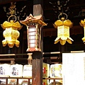社殿的金色燈籠，真的非常美麗。北野天滿宮也是日本首屈一指的賞梅名所，只是現在當然沒有梅花囉