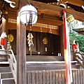 緩緩步出北野天滿宮，境內也有一座稻荷神社(與寺院一樣，日本較大的神宮(社)，境內也都有許多小神社)