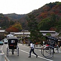 嵐山地區到處可見乘載遊客的人力三輪車，在京都各大景點，也時常可以瞧見