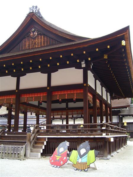 下鴨神社重建於1628年的舞殿，顧名思義是祭祀時跳舞的地方，前方那兩隻烏鴉會不會太可愛了點