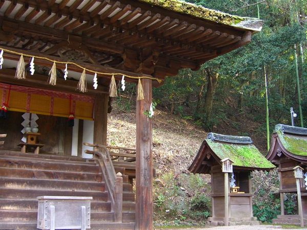 境內同樣建於鎌倉時代的春日神社，祀奉藤原氏一族的守護神(平等院也由藤原氏所建，所以有守護平等院之意)