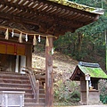 境內同樣建於鎌倉時代的春日神社，祀奉藤原氏一族的守護神(平等院也由藤原氏所建，所以有守護平等院之意)