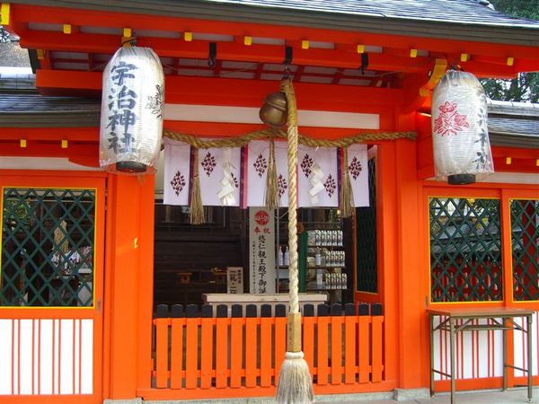 宇治神社的本殿，為一鎌倉時代建築，主祀菟道稚郎子命。此地改為神社後，一直與宇治上神社密不可分