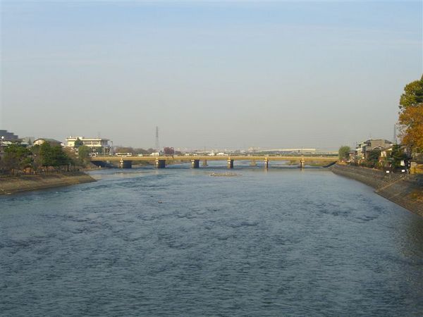 在朝霧橋上望向宇治橋，宇治川的河水真清澈