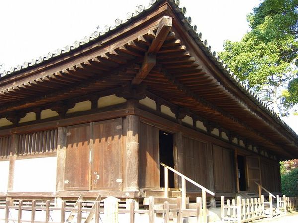 平等院的觀音堂(又稱釣堂)，為鎌倉時代初期再建的建築，裡面供奉有藤原時代流傳至今的木造十一面觀音立像