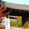 這是南邊的六波羅門，是從北条氏的六波羅政廳移來的，建於鎌倉時代初期。東福寺為九条道家於1236年發願始建