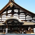 東福寺的方丈，裡面以被稱做「八相庭」的禪宗庭園聞名，將北斗七星石、砂地、井田市松等巧妙地融合在一起