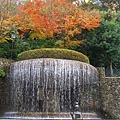 車站前有漂亮的水池與楓紅迎賓。有馬溫泉位在神戶北郊，從神戶市區到這不用半小時