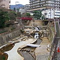 一旁有馬川中的露天溫泉池。今天天氣陰陰的，預報還說有可能下雨，不過還是不減我們的遊興啦