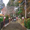 通往湯泉神社的石階還不算短說