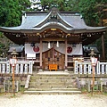 神社的社殿，主祀發現有馬溫泉的大國主命跟少彥名命。江戶時代建造的社殿原位在溫泉寺境內，1885年才移至此