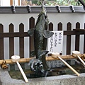 天滿神社鯉魚形的手水舍，很有特色。此處源起於1180年，平清盛將都城從京都遷至神戶，建立福原之都