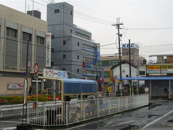 8日同樣一早出門，轉電車後來到奈良大和郡山市，要在此換巴士前往目的地。這裡的街道超級寧靜的