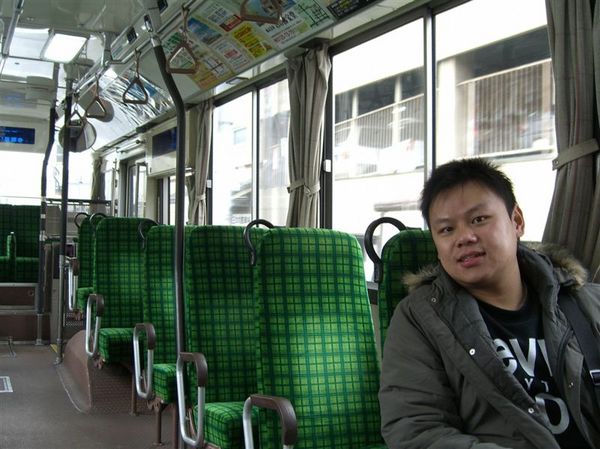 我們搭乘奈良交通巴士，不過車上只有我跟老媽、另一位乘客及司機，有點冷清的感覺