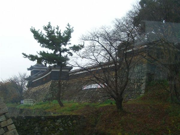 經過此地最著名的景點-郡山城跡，此為柳澤15萬石的居城，不過不是我們今天的目的地