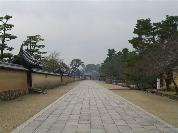 法隆寺中門前的東西向參道。之後我們便從西側入口進入法隆寺的西院伽藍(伽藍意指佛教建築)