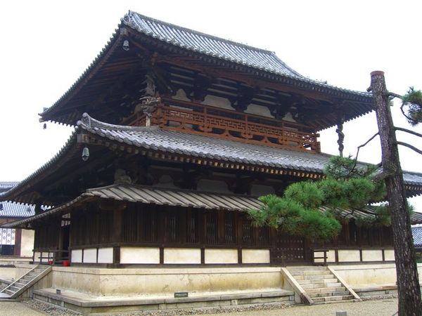 金堂內供奉創建時保存至今的金銅藥師如來、日本現存最古老的四大天王像及吉祥天像等國寶級佛像