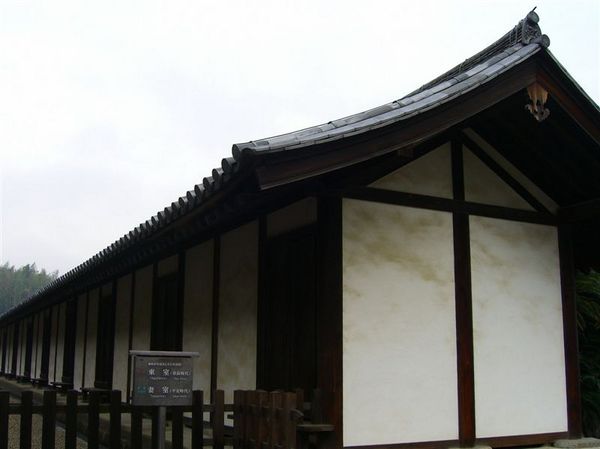 緊鄰東室(聖靈院)旁建於平安時代的妻室，同樣也是做僧房之用，只是更細長狹小