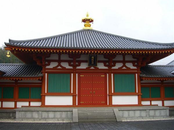 大寶藏院中的百濟觀眾堂，收藏飛鳥時代所作之八頭身木造觀音立像，是日本佛教美術的代表，但其由來不明