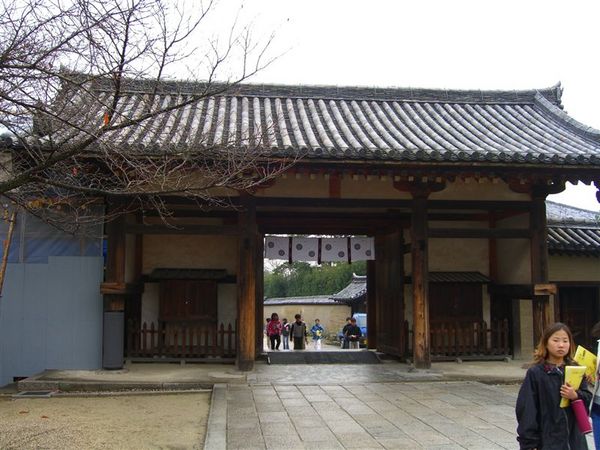 行至東大門，為奈良時代的三棟造八腳門。據說原本是朝著南邊，到平安時代才被移成東西向