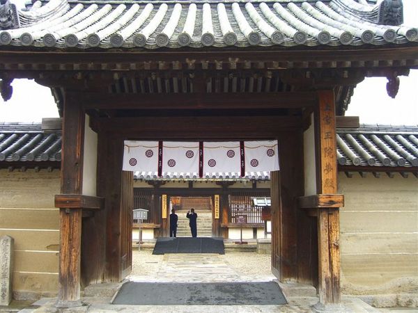 進入這扇鎌倉時代所建之四腳門，就步入東院伽藍的範圍了