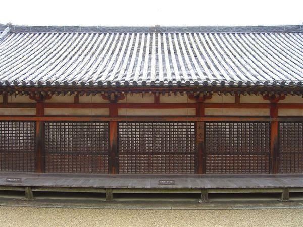 東院伽藍南側的礼堂，是間充滿古味的簡單建築，為鎌倉時代由東院伽藍的中門改造而成